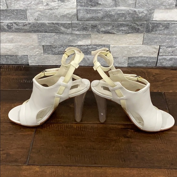 White heel with wood color heel. - Picture 3 of 6